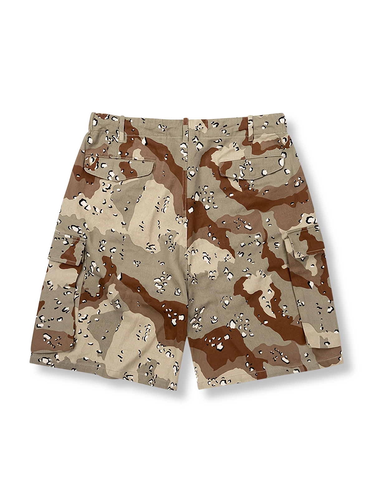 デザートカモフラージュワークショーツの正面図、独特なカモフラージュプリントと大きなポケットデザインを示す