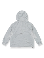 軽量多ポケットフード付きUVカットジャケットの正面図、軽量デザインと多ポケットを示す