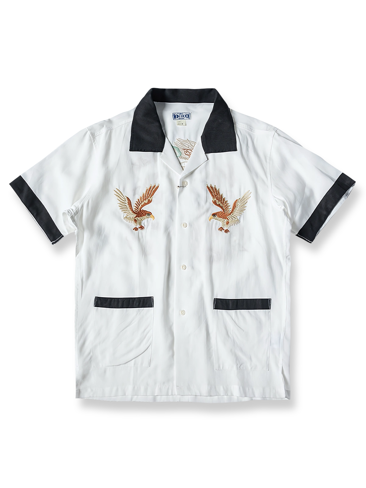 製品画像: 駐日基地記念シャツの全体像、横須賀刺繍とテンセル素材を表示。