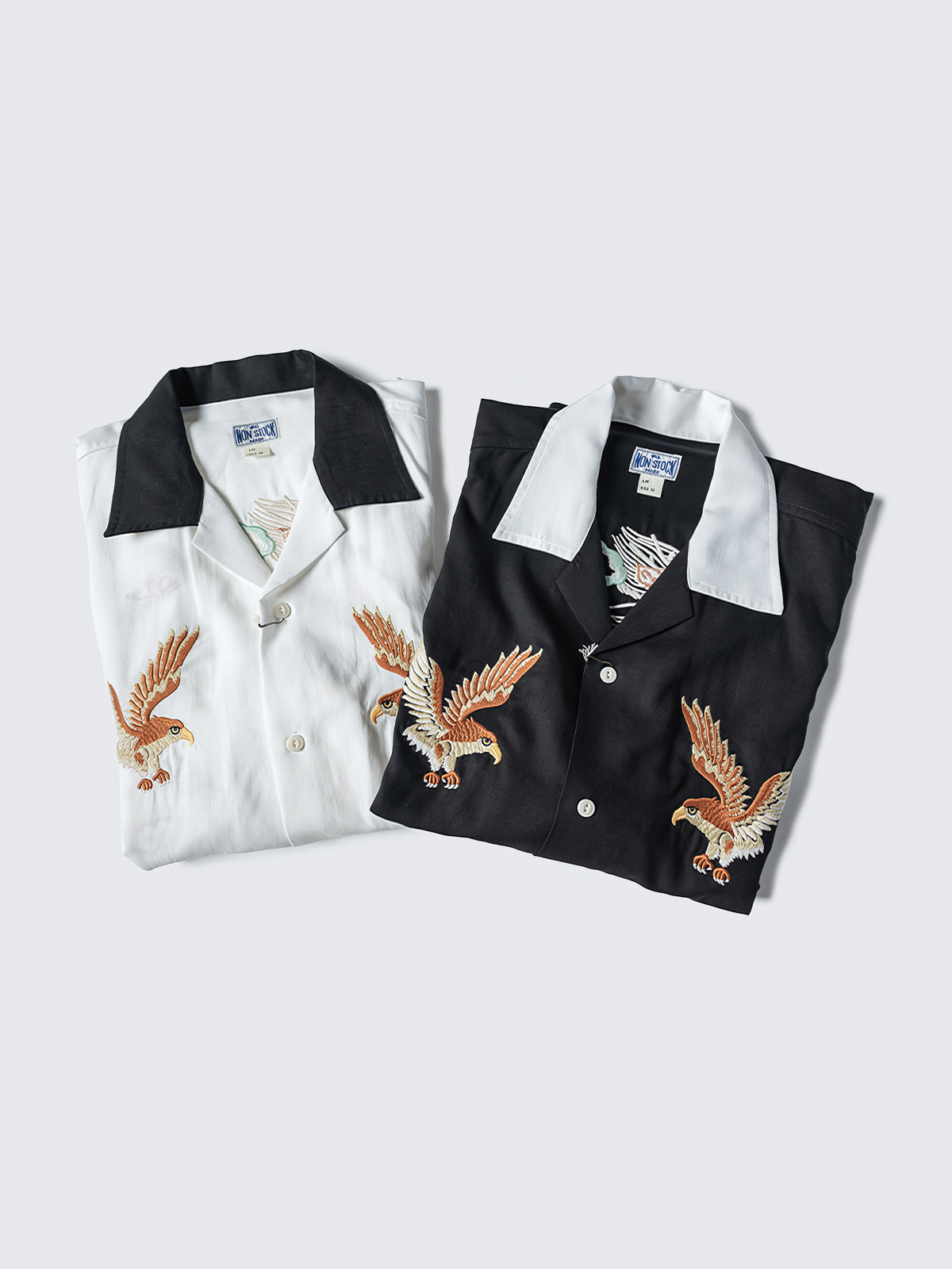 製品画像: 駐日基地記念シャツの全体像、横須賀刺繍とテンセル素材を表示。