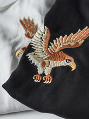 詳細画像: シャツのディテール、鷲の刺繍と背中のデザインの精緻なディテールを表示。