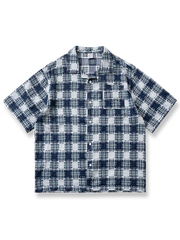 フリンジ付きチェックシャツ全体展示、クラシックなブルーとホワイトのチェック柄とフリンジのディテールを示す。