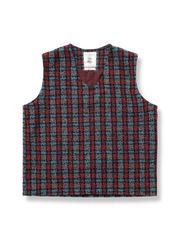 チェック柄混紡ニットベストの全体展示、調和のとれた色彩のパッチワークデザインを示す。