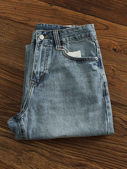 デニムパンツの猫ひげ、色落ち、ダメージ加工のディテール画像。