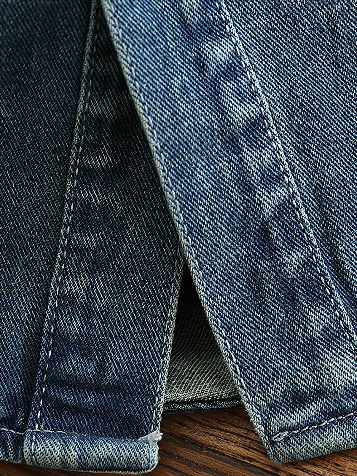 シャツのダブルポケットと金属ボタンのディテール画像。