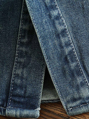 シャツのダブルポケットと金属ボタンのディテール画像。