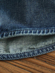 シャツのダブルポケットと金属ボタンのディテール画像。