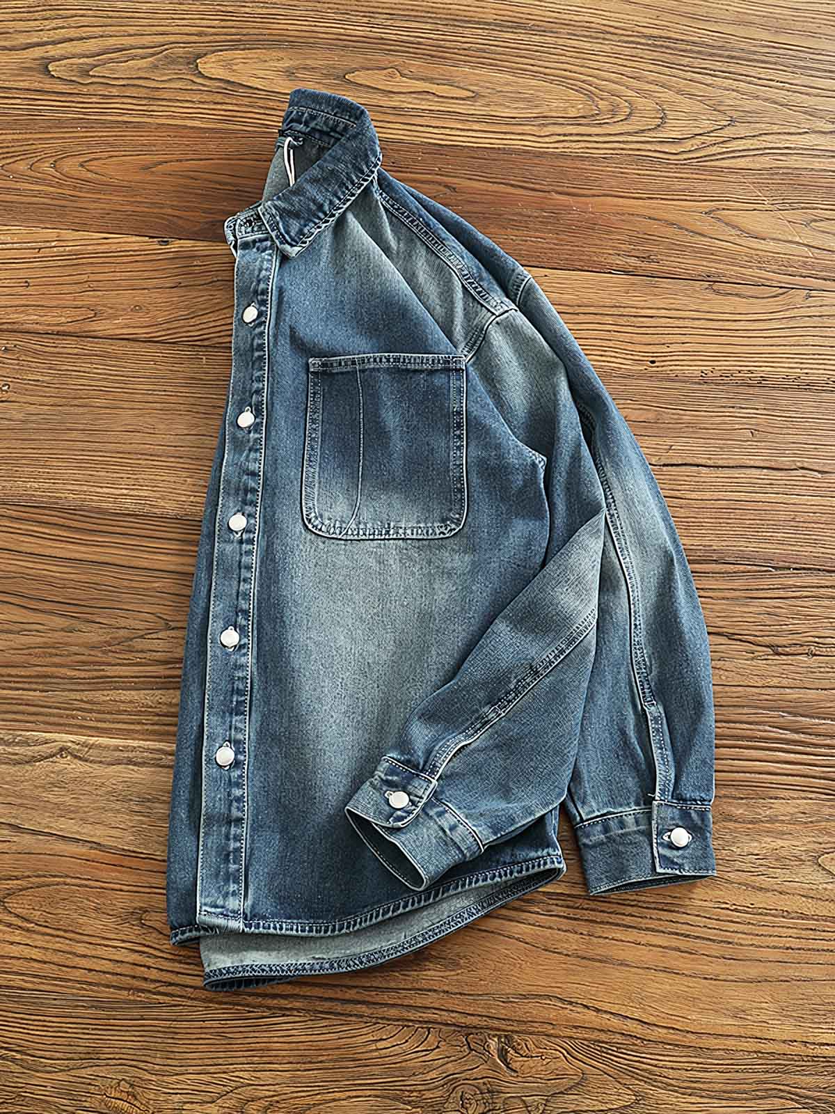 シャツのダブルポケットと金属ボタンのディテール画像。