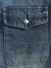 シャツのダブルポケットと金属ボタンのディテール画像。