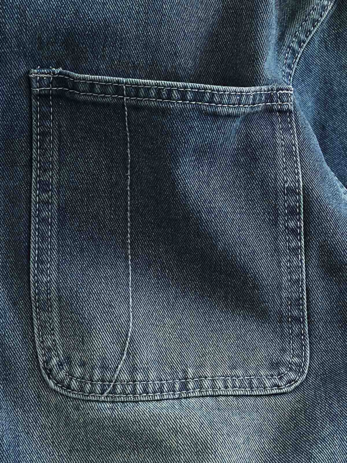 シャツのダブルポケットと金属ボタンのディテール画像。