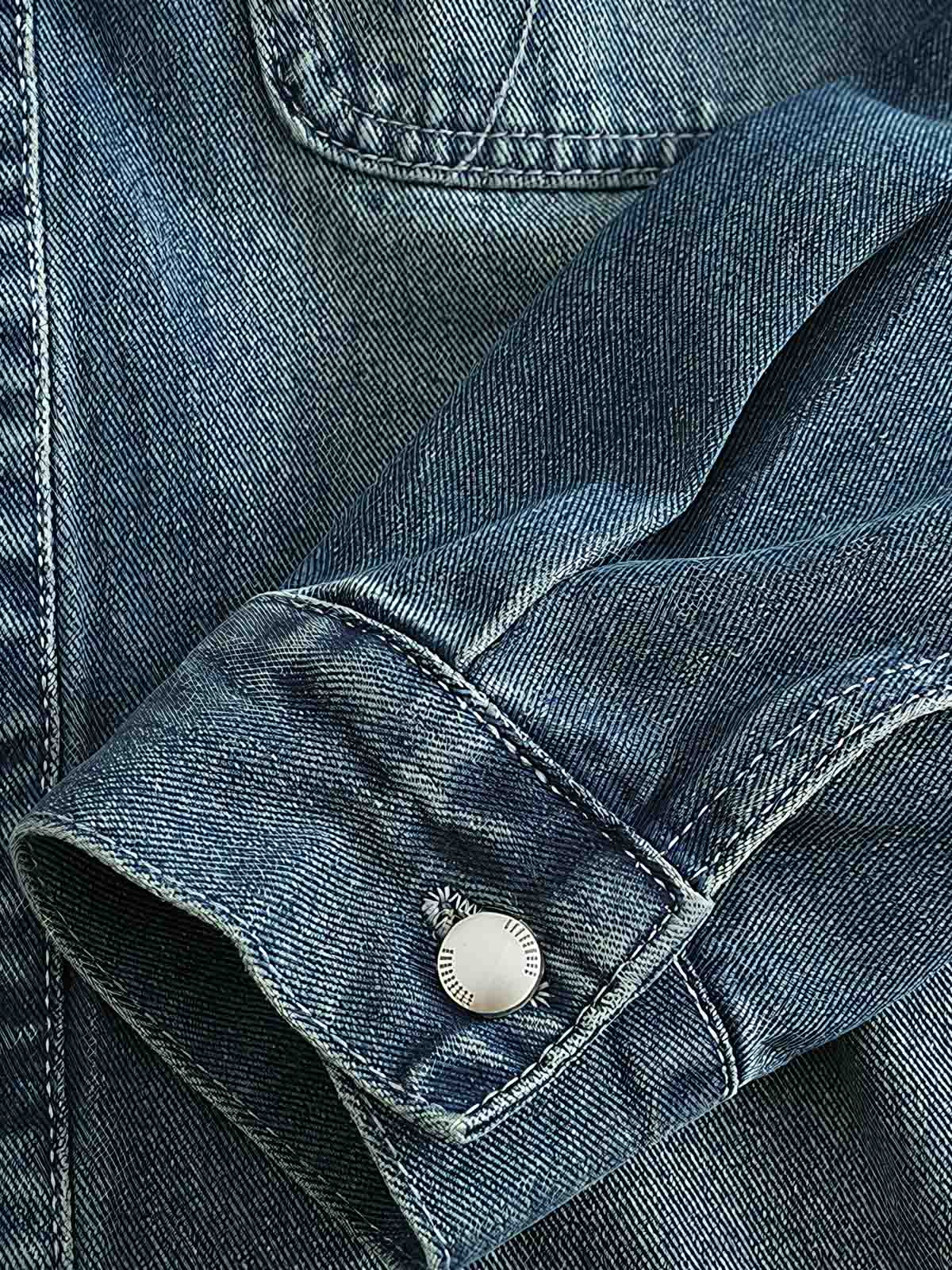 シャツのダブルポケットと金属ボタンのディテール画像。