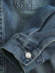 シャツのダブルポケットと金属ボタンのディテール画像。