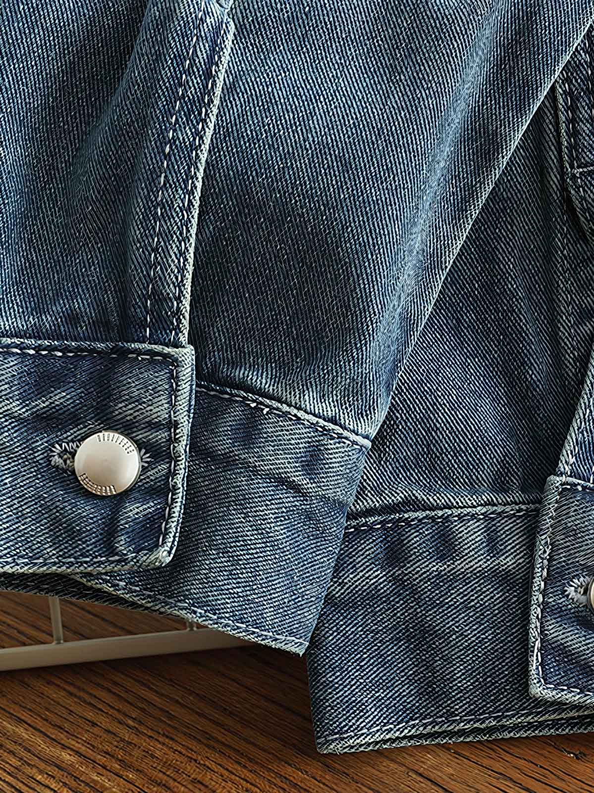 シャツのダブルポケットと金属ボタンのディテール画像。