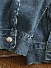 シャツのダブルポケットと金属ボタンのディテール画像。