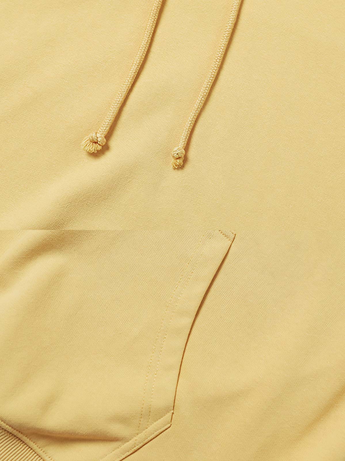 パーカーの生地の質感と色彩のディテール画像