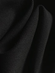 プリーツディテールとマザーオブパールボタンの特写