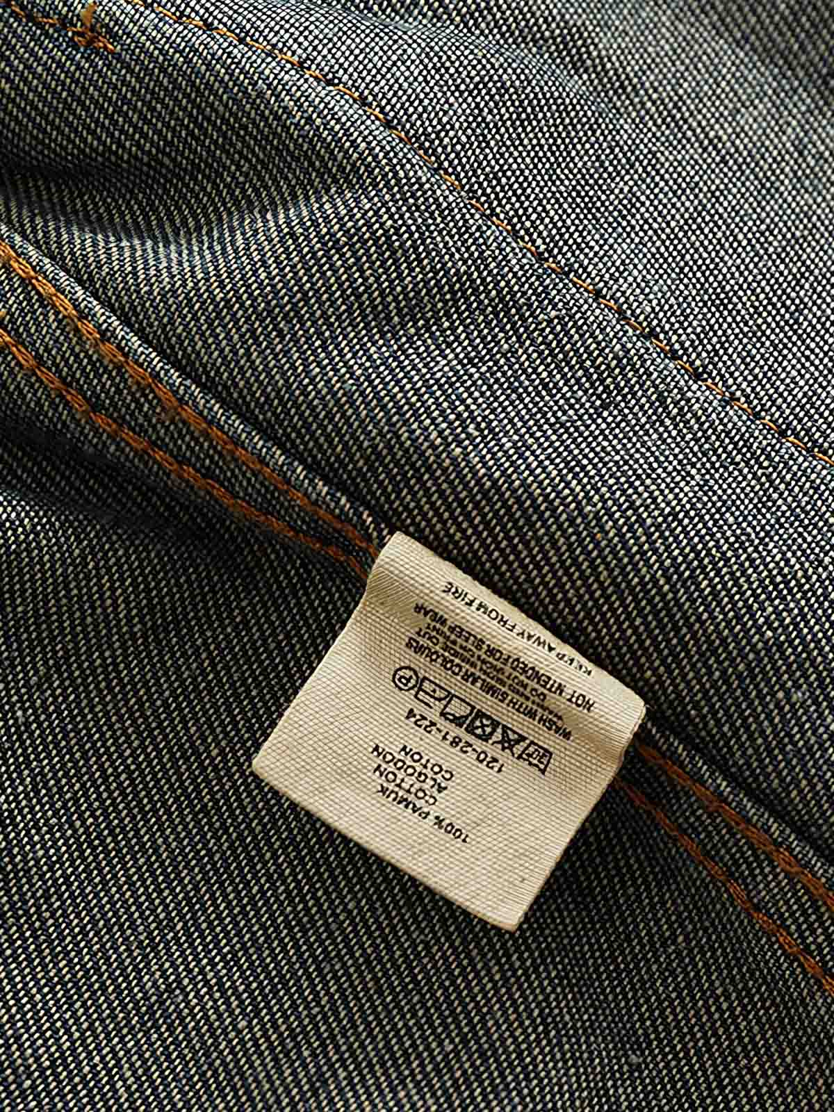 デニムベストの立体ポケットとメタルボタンのディテール