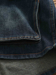 デニムベストの立体ポケットとメタルボタンのディテール