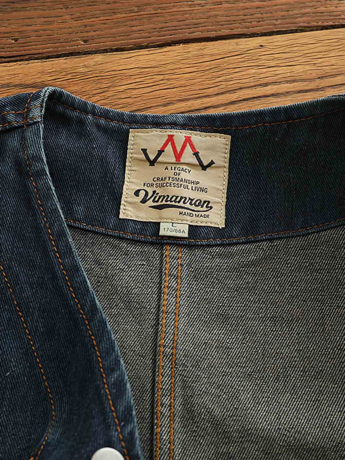 デニムベストの立体ポケットとメタルボタンのディテール