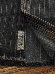 シャツのストライプディテールとチェストポケットの特写