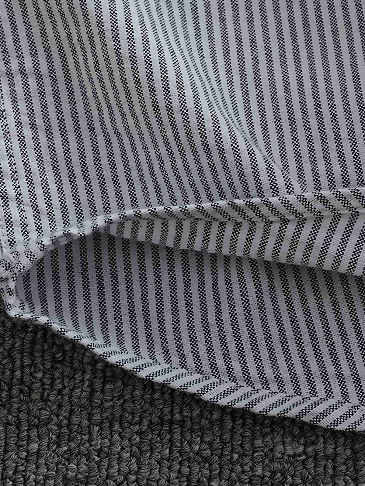 細ストライプシャツのストライプディテールとポケットの特写