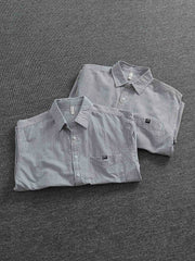 細ストライプシャツのストライプディテールとポケットの特写