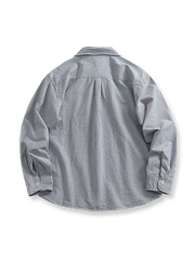 細ストライプシャツのストライプディテールとポケットの特写