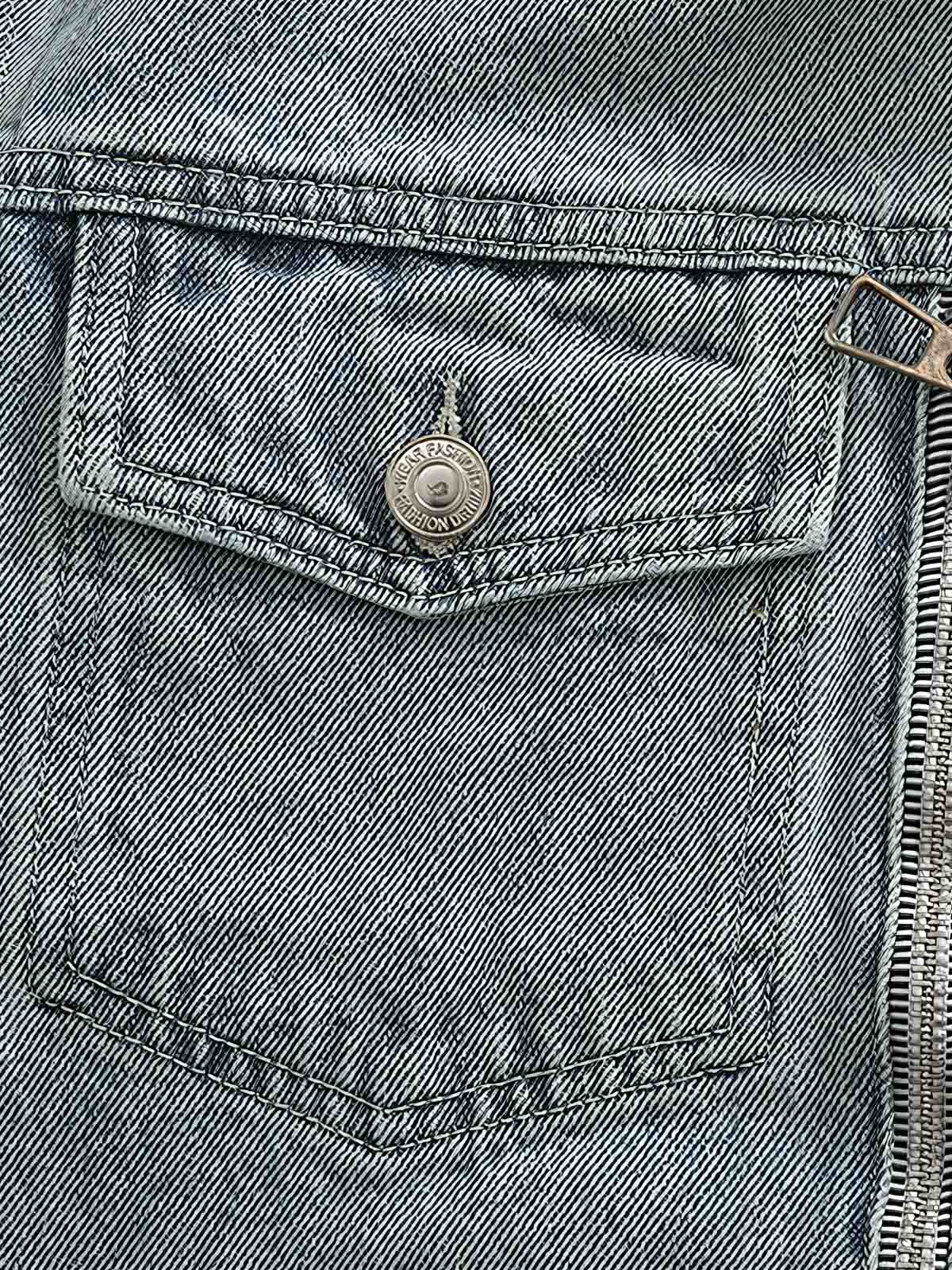 アメリカンカジュアル襟付きデニムジャケットのワークポケットとユーズド加工のディテール