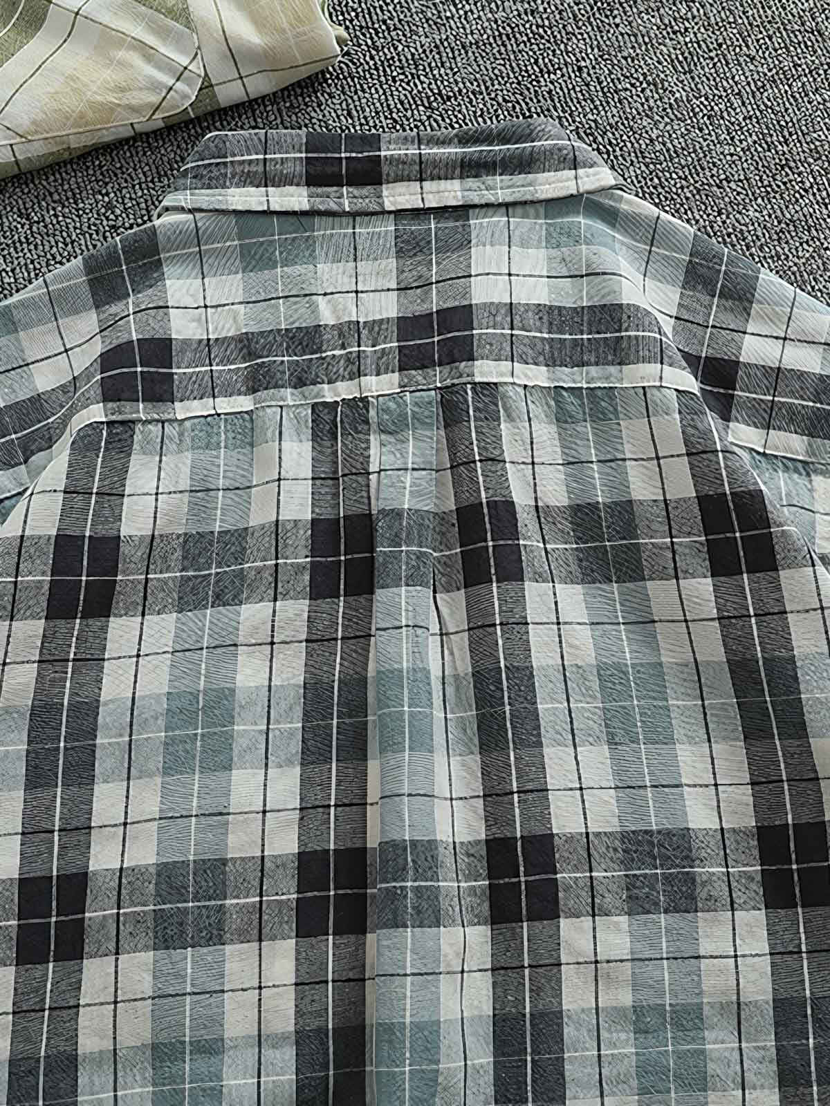 シャツのディテールとパッチワークチェック柄の展示