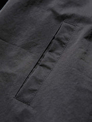 片側プリーツのデザインが施された部分の詳細