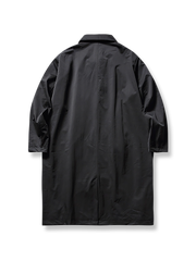 片側プリーツが入ったミドル丈コートの正面