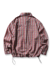 製品画像: ワイドフィットでドローストリング付きのチェックシャツの正面全体画像
詳細画像: チェックシャツの胸ポケットとドローストリングのディテール画像