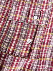 製品画像: ワイドフィットでドローストリング付きのチェックシャツの正面全体画像