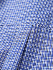 刺繍のディテールとチェック柄のデザインを強調したシャツのディテール画像