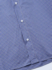 刺繍のディテールとチェック柄のデザインを強調したシャツのディテール画像