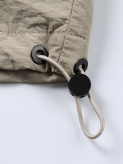 ジャケットの多機能ポケットと襟のディテール特写