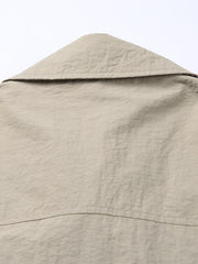 ジャケットの多機能ポケットと襟のディテール特写