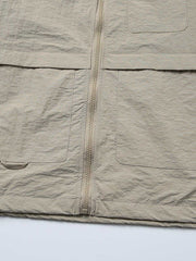 ジャケットの多機能ポケットと襟のディテール特写