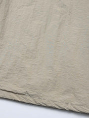 ジャケットの多機能ポケットと襟のディテール特写