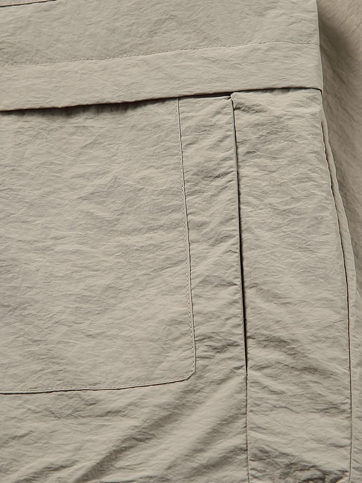 ジャケットの多機能ポケットと襟のディテール特写