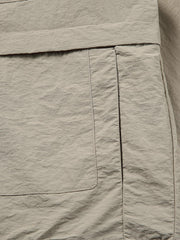 ジャケットの多機能ポケットと襟のディテール特写