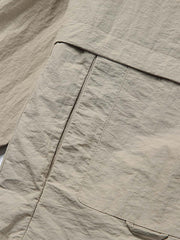 ジャケットの多機能ポケットと襟のディテール特写