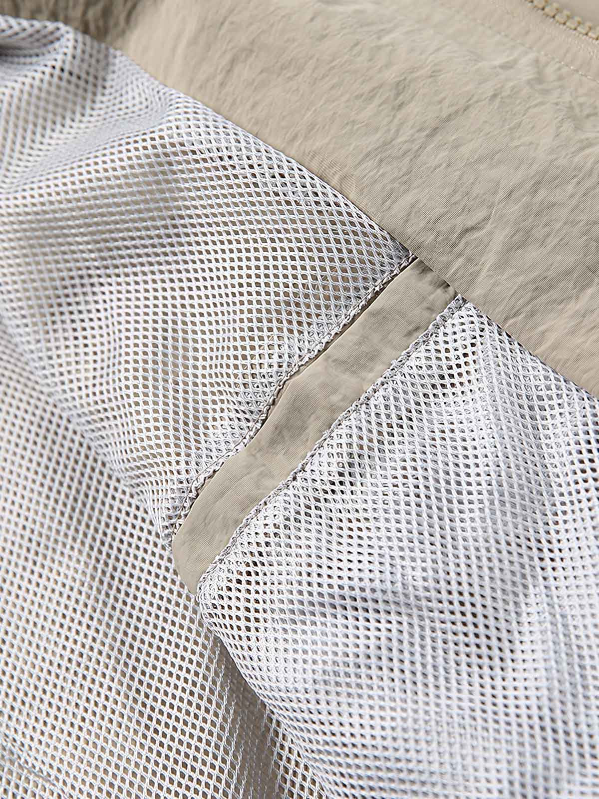 ジャケットの多機能ポケットと襟のディテール特写