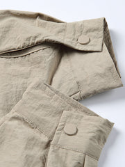 ジャケットの多機能ポケットと襟のディテール特写