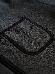 詳細画像: ジャケットの細部、竹節柄生地とポリエステルポケットのデザイン