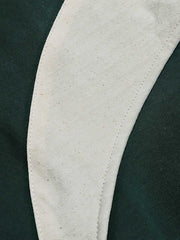 詳細画像: 襟と肩のディテール、ヘリンボーン生地と天然木製ボタンを表示