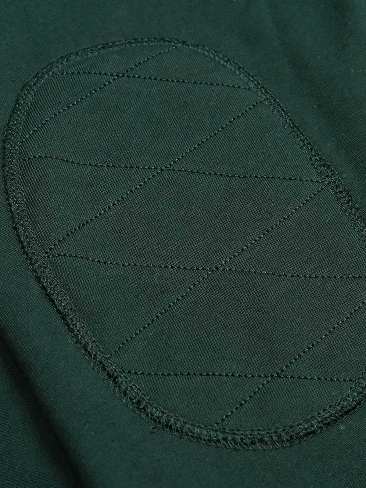 詳細画像: 襟と肩のディテール、ヘリンボーン生地と天然木製ボタンを表示