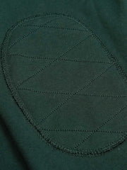 詳細画像: 襟と肩のディテール、ヘリンボーン生地と天然木製ボタンを表示