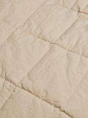 詳細画像: 胸の刺繍ディテールとダブルヘッドYKKジッパーを表示