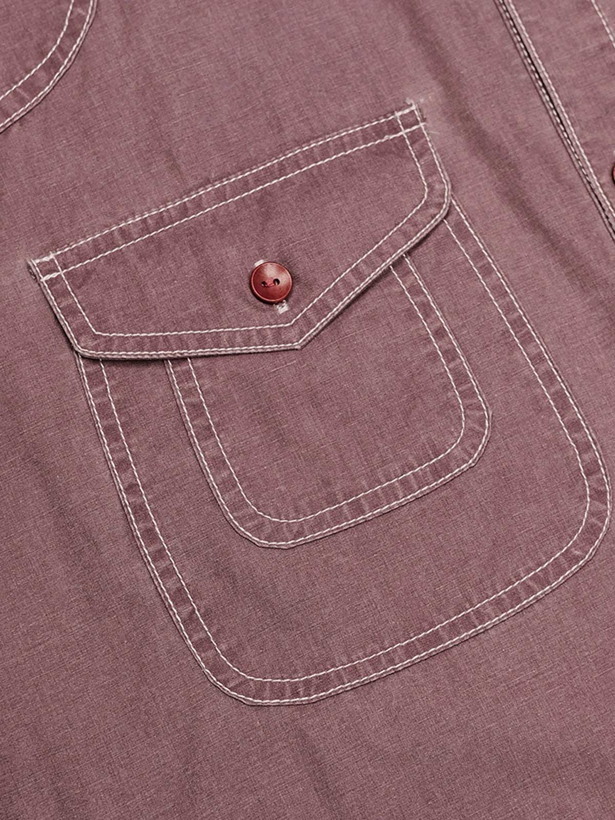 ポケットディテールと天然木製ボタンのクローズアップ